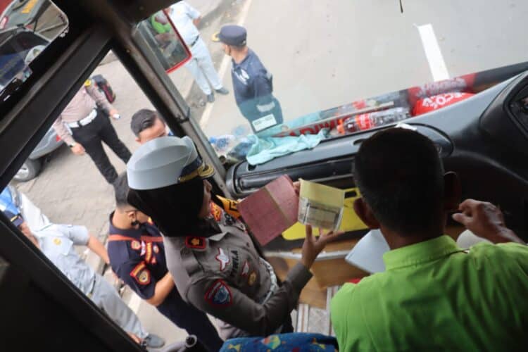 Jajaran Polres Serang Kota melakukan ram cek terhadap puluhan kendaraan angkutan umum di Terminal Pakupatan, Kota Serang, Kamis (5/2/2026). (ISTIMEWA)