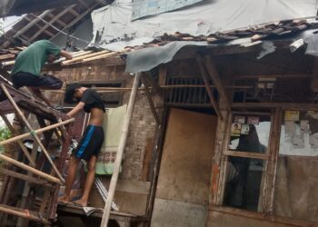 RUMAH WARGA MISKIN : Sapah satu rumah warga miskin sedang diperbaiki. Potret kemiskinan di Banten kerap menjadi sorotan karena terjadi perbedaan antara hasil survei dan kondisi dilapangan. (ISTIMEWA)