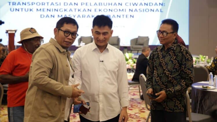 BERSALAMAN : Wagub Banten Achmad Dimyati (tengah) bersalaman usai menghadiri seminar nasional dalam rangkaian peringatan HPN. (ISTIMEWA)