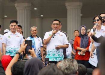 MEMBUKA ACARA : Gubernur Banten Andra Soni membuka acara jalan sehat. (ISTIMEWA)