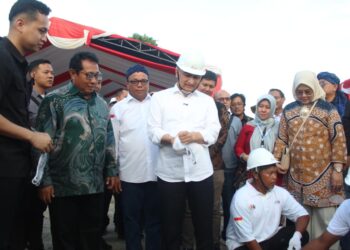 Wagub Banten Dimyati Natakusumah, melakukan peletakan batu pertama pembangunan Museum Siber Indonesia, bersama jajaran Pengurus SMSI Pusat, Banten dan jajaran Pengurus SMSI se-Indonesia, bertepatan dengan HPN 2026, Minggu (8/2/2026). (ISTIMEWA)