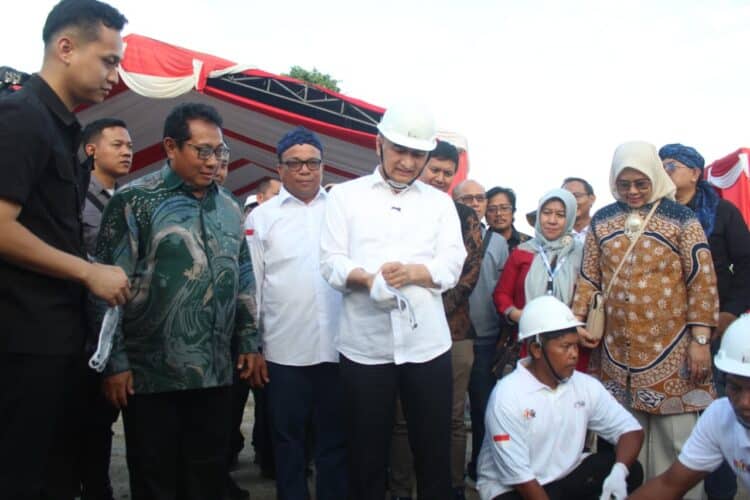 Wagub Banten Dimyati Natakusumah, melakukan peletakan batu pertama pembangunan Museum Siber Indonesia, bersama jajaran Pengurus SMSI Pusat, Banten dan jajaran Pengurus SMSI se-Indonesia, bertepatan dengan HPN 2026, Minggu (8/2/2026). (ISTIMEWA)