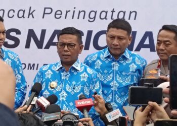 MENYAMPAIKAN KETERANGAN : Gubernur Banten Andra Aoni menyampaikan keterangan usai membuka puncak perayaan HPN 2026. (ADIB FAHRIE/SATELITNEWS.COM)