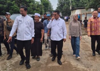 MEMERIKSA JALAN : Gubernur Banten Andra Soni memeriksa ruas jalan yang akan dibangun melalui program Bang Andra. (DOKUMEN/SATELITNEWS.COM)
