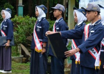 MEMBACAKAN TEKS UUD 1945- Seorang siswa SMP Negeri 2 Cadasari Kabupaten Pandeglang, membacakan teks UID 1945. (ISTIMEWA)