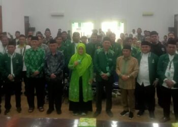 FOTO BERSAMA : Pengurus PB Mathla'ul Anwar dan pejabat Kantor Kemenag Banten poto bersama usai membahas rangkaian muktamar dan program seribu Dai. (ISTIMEWA)