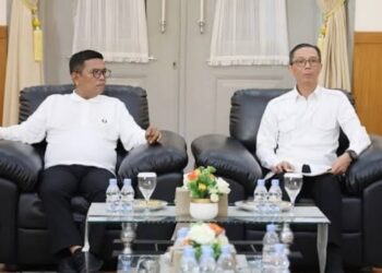 BERBINCANG : Gubernur Banten Andra Soni didampingi Kepala Dispora Banten Ahmad Syaukani berbincang terkait keinginan menjadi tuan rumah PON 2032. (ISTIMEWA)