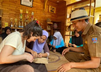 Turis asal Swedia, terpikat dengan kerajinan tangan yang diproduksi oleh warga Tegal Maja Kabupaten Serang. Ia langsung berkunjung dan belajar, Rabu (11/2/2026). (SIDIK/SATELITNEWS.COM)