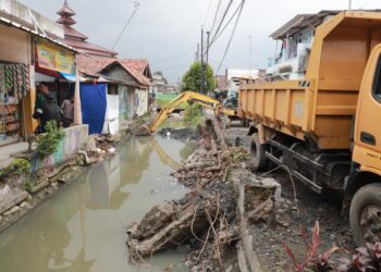 Proses normalisasi irigasi Sungai Cibanten, untuk penanganan banjir yang kerap melanda wilayah Kota Serang. (ISTIMEWA)