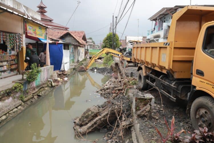 Proses normalisasi irigasi Sungai Cibanten, untuk penanganan banjir yang kerap melanda wilayah Kota Serang. (ISTIMEWA)