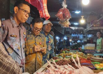 MEMIMPIN SIDAK : Asda II Ekbang Pemprov Banten Budi Santoso (dua dari kiri) memimpin sidak disalah satu pasar di Provinsi Banten. (ISTIMEWA)