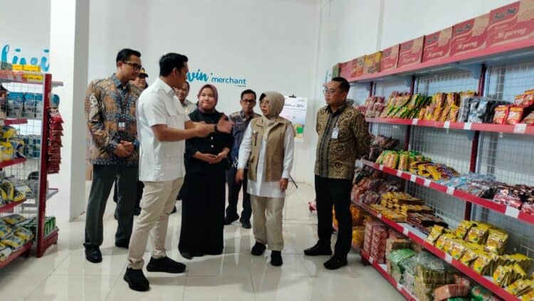 PERESMIAN – Bupati Pandeglang Raden Dewi Setiani, meresmikan Koperasi Merah Putih Desa Kertasana, Kecamatan Pagelaran, Kamis (12/2/2026). (ISTIMEWA)