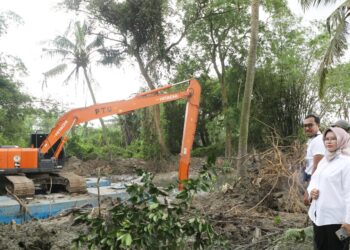 MENGERUK SUNGAI CIKAMBUY – Dinas Pekerjaan Umum dan Penataan Ruang (DPUPR) Kabupaten Serang, mengeruk atau menormalisasi saluran Sungai Cikambuy, yang merupakan anak Sungai Ciujung menggunakan excavator. Normalisasi tersebut dilakukan, dalam upaya menangani banjir, Kamis (12/2/2026). (ISTIMEWA)