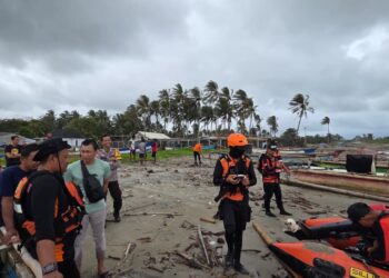 Korban terseret ombak di Pantai Camara, Kecamatan Cigeulis, Kabupaten Pandeglang, ditemukan meninggal dunia, Selasa (17/2/2026). (ISTIMEWA)