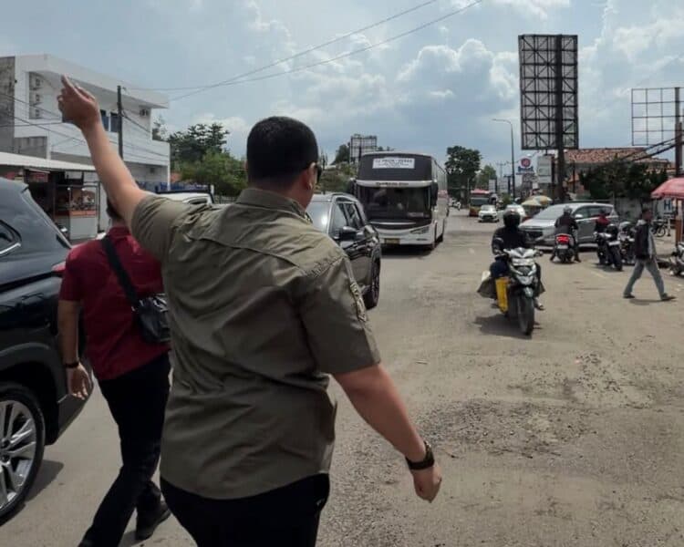 Walikota Serang Budi Rustandi, meninjau angkutan umum di terminal. (ISTIMEWA)