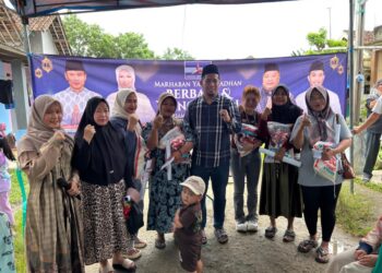 BERBAGI - DPC Partai Demokrat Kabupaten Serang, melakukan aksi berbagi sembako dan sejumlah uang kepada warga, menjelang bulan suci Ramadhan 1447 Hijriyah di Kecamatan Kragilan, Selasa (17/2/2026). (ISTIMEWA)