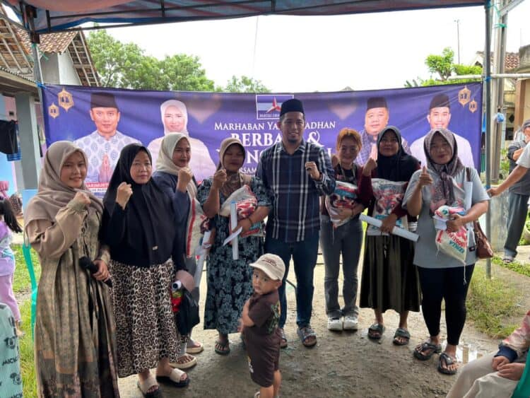 BERBAGI - DPC Partai Demokrat Kabupaten Serang, melakukan aksi berbagi sembako dan sejumlah uang kepada warga, menjelang bulan suci Ramadhan 1447 Hijriyah di Kecamatan Kragilan, Selasa (17/2/2026). (ISTIMEWA)