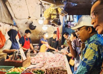 MEMERIKSA HARGA : Tim Satgas Saber Pangan memeriksa harga disebuah pasar di Banten. Hingga Rabu (18/2/2026), masih terjadi kenaikan sejumlah komoditas. (ISTIMEWA)