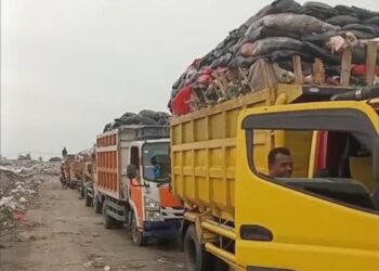 Antrean Mengular di TPA Jatiwaringin, Buntut Truk Sampah Terperosok di Jalan