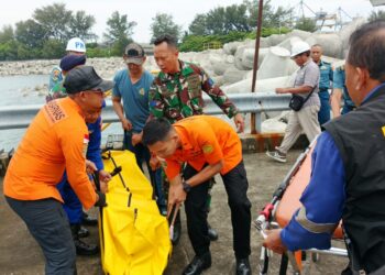 Kapal Nelayan KM Marina 7, terbakar di Perairan Barat Pulau Ular, Kecamatan Ciwandan, Kota Cilegon, Kamis (19/2/2026). Dalam peristiwa tersebut, 1 orang dinyatakan meninggal dunia dan 2 orang lainnya hilang.
(ISTIMEWA)