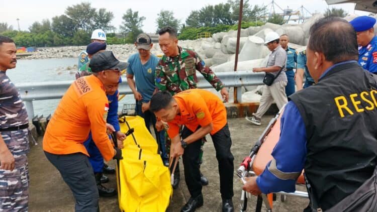 Kapal Nelayan KM Marina 7, terbakar di Perairan Barat Pulau Ular, Kecamatan Ciwandan, Kota Cilegon, Kamis (19/2/2026). Dalam peristiwa tersebut, 1 orang dinyatakan meninggal dunia dan 2 orang lainnya hilang. (ISTIMEWA)