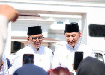 MEMBERI SALAM :Gubernur Banten Andra Soni dan Wakil Gubernur Achmad Dimyati Natakusumah memberi salam kepada masyarakat, beberapa waktu lalu. (DOKUMEN/SATELITNEWS.COM)
