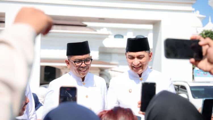 MEMBERI SALAM :Gubernur Banten Andra Soni dan Wakil Gubernur Achmad Dimyati Natakusumah memberi salam kepada masyarakat, beberapa waktu lalu. (DOKUMEN/SATELITNEWS.COM)