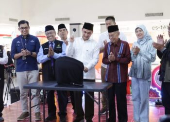 BERBINCANG : Wagub Achmad Dimyati Natakusumah (tengah) berbincang dengan pengurus dan pimpinan Baznas Banten. (ISTIMEWA)