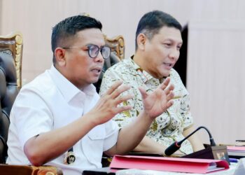 MEMIMPIN RAPAT : Gubernur Banten Andra Soni memimpin rapat beberapa waktu lalu. Dalam rapat itu, Andra menyampaikan agar pelayanan kepada masyarakat diutamakan. (ISTIMEWA)
