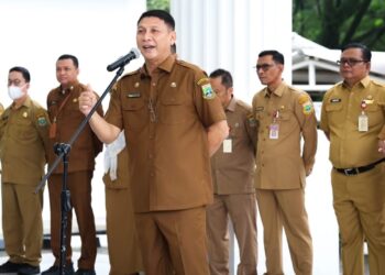 MEMIMPIN APEL : Sekda Banten Deden Apriandhi Hartawan, memimpin apel pagi. (ISTIMEWA)