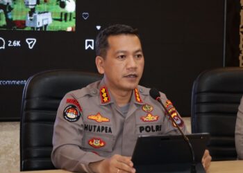 MENYAMPAIKAN KETERANGAN : Kabid Humas Polda Banten Kombespol Maruli Ahiles Hutapea menyampaikan keterangan. (ISTIMEWA)