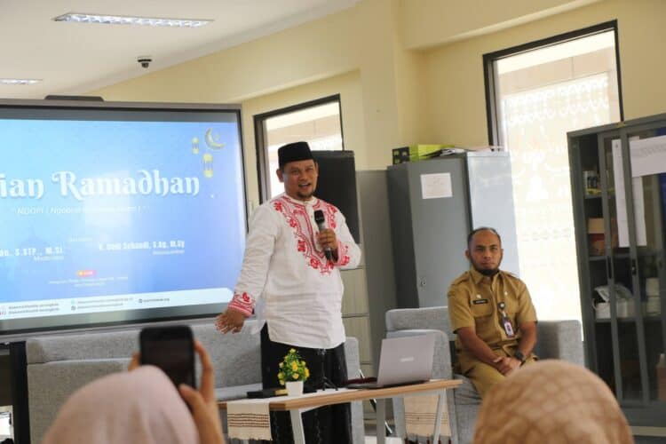 KAJIAN ISLAM - Dinas Komunikasi Informatika Persandian dan Statistik (Diskominfosantik) Kabupaten Serang, menggelar Kajian Ramadhan 1447 Hijriyah dengan tema Ngopi atau Ngobrol Perkawis Islam, bersama Ustadz Dedi Suhandi, di Kantor Diskominfosantik Pusat Pemerintahan Kabupaten (Puspemkab) Serang, Kecamatan Ciruas, Selasa (24/2/2026). (ISTIMEWA)