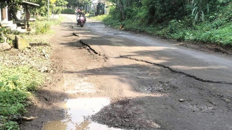 JALAN RUSAK : Ruas jalan Nanggor-Paniis, Kecamatan Koroncong, Kabupaten Pandeglang rusak parah dan belum pernah dilakukan perbaikan sejak belasan tahun lalu. Belum lama ini, terjadi kecelakaan lalu lintas akibat jalan rusak dan menyebabkan penumpang ojek pangkalan meninggal ditempat kejadian. (ISTIMEWA)