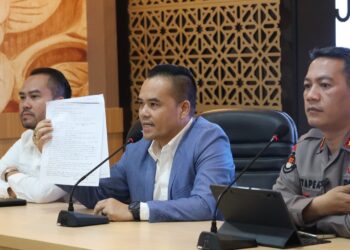 RESTORATIVE JUSTICE : Masing-masing perwakilan kasus laka lantas yang menyebabkan seorang anak meninggal dunia, bersepakat melakukan RJ di aula Ditreskrimum Polda Banten. (ISTIMEWA)