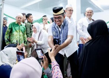 BERSALAMAN : Gubernur Banten Andra Soni bersalaman dengan masyarakat saat melakukan safari Ramadan. (ISTIMEWA)