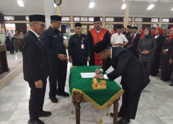 Sekda Kabupaten Pandeglang Asep Rahmat, melantik ratusan Kepsek dan Japung, di Pendopo Bupati Pandeglang, Jumat (27/2/2026). (ISTIMEWA)