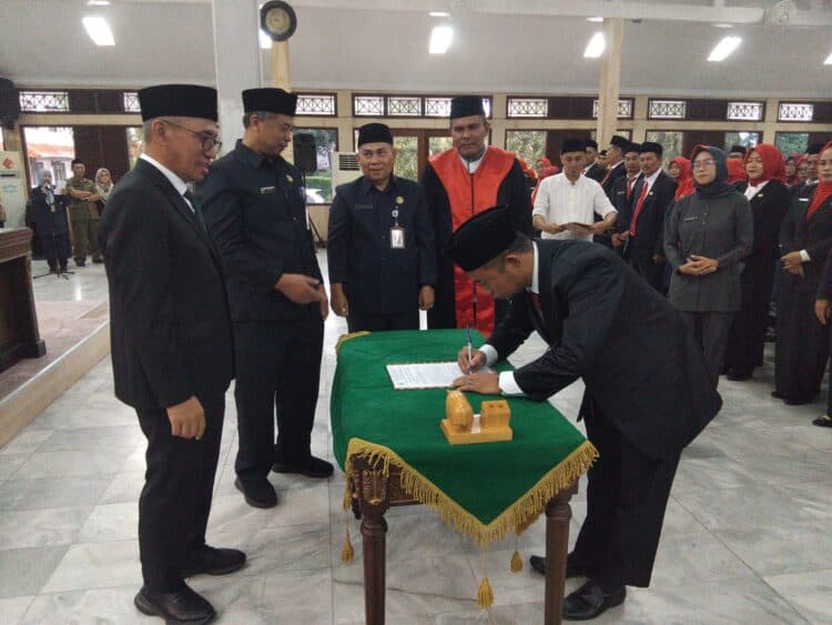 Sekda Kabupaten Pandeglang Asep Rahmat, melantik ratusan Kepsek dan Japung, di Pendopo Bupati Pandeglang, Jumat (27/2/2026). (ISTIMEWA)