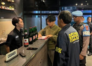 MENGAMANKAN MIRAS : Personel Polda Banten mengamankan miras dibeberapa lokasi dalam Operasi Pekat Maung 2026. (ISTIMEWA)