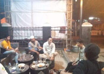 Kepala Kemenag Kabupaten Pandeglang, H. Lukmanul Hakim, Bukber di depan teras Porwan Pandeglang, Jumat (27/2/2026). (ISTIMEWA)