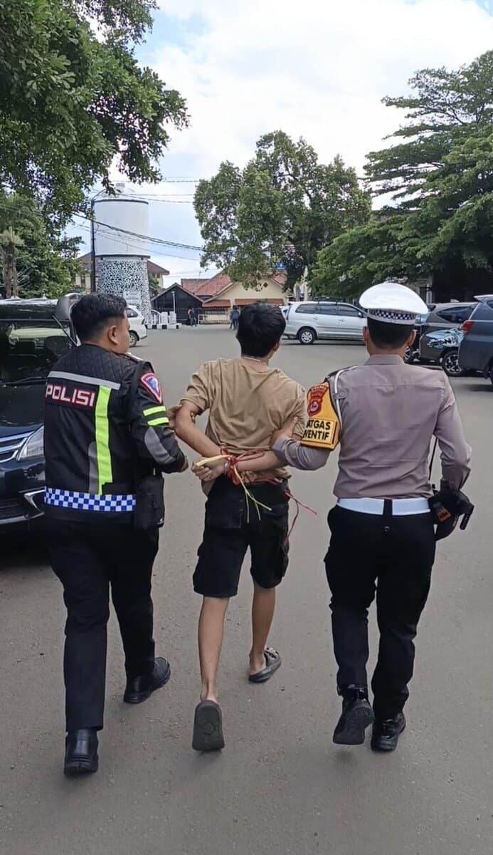 Pelaku terduga pengedar obat-obatan terlarang, diamankan ke Mapolres Pandeglang, Senin (2/2/2026). (ISTIMEWA)