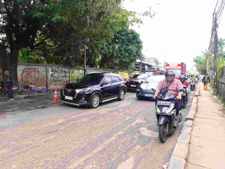 Jalan Otista Raya Ciputat Rusak Berat, Kemacetan Mengular hingga Satu Kilometer
