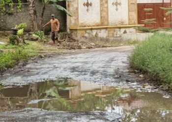 RUSAK PARAH - Jalan menuju Stadion Badak Pandeglang, rusak berat, Rabu (4/2/2026). Informasi yang didapat, kondisi itu sudah berlangsung sejak 10 tahun lebih. (mardiana)
