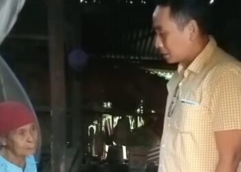 Anggota Fraksi Partai Golkar DPRD Kabupaten Pandeglang, M. Habibi Arafat, sambangi rumah Ma Arti untuk berikan bantuan sembako. (ISTIMEWA)