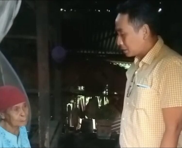 Anggota Fraksi Partai Golkar DPRD Kabupaten Pandeglang, M. Habibi Arafat, sambangi rumah Ma Arti untuk berikan bantuan sembako. (ISTIMEWA)