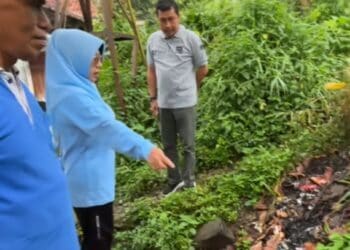 TUNJUKKAN SAMPAH - Bupati Pandeglang Raden Dewi Setiani, menunjukkan sampah saat sidak ke salah satu perkantoran pemerintahan di lingkungan Pemkab Pandeglang, belum lama ini. (ISTIMEWA)