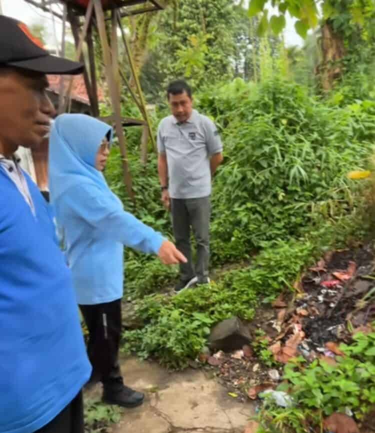 TUNJUKKAN SAMPAH – Bupati Pandeglang Raden Dewi Setiani, menunjukkan sampah saat sidak ke salah satu perkantoran pemerintahan di lingkungan Pemkab Pandeglang, belum lama ini. (ISTIMEWA)