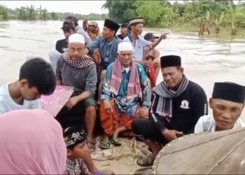 ANTAR ANAK DISUNAT - Kepala Desa Idaman, Kecamatan Patia, Kabupaten Pandeglang, Ilman, bersama beberapa warga, mengantar anak yang hendak disunat, menggunakan perahu menempuh perjalanan berkilo-kilo, Senin (9/2/2026). (ISTIMEWA)