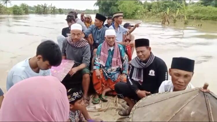 ANTAR ANAK DISUNAT – Kepala Desa Idaman, Kecamatan Patia, Kabupaten Pandeglang, Ilman, bersama beberapa warga, mengantar anak yang hendak disunat, menggunakan perahu menempuh perjalanan berkilo-kilo, Senin (9/2/2026). (ISTIMEWA)