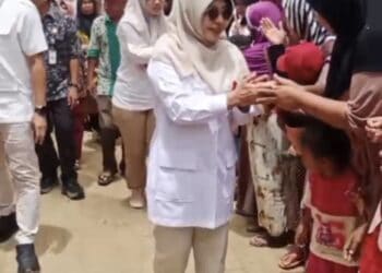 KUNJUNGI KORBAN TERDAMPAK BANJIR - Bupati Pandeglang Raden Dewi Setiani, bersama jajaran Pengurus DPC Partai Gerindra Kabupaten Pandeglang, mengunjungi lokasi terdampak banjir, Desa Idaman, Kecamatan Patia, Kabupaten Pandeglang, Kamis (12/2/2026). (ISTIMEWA)
