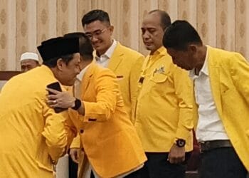 Ketua DPD Partai Golkar Kabupaten Pandeglang terpilih, TB. A. Khatibul Umam, bersalaman dengan Ketua DPD Partai Golkar Kabupaten Pandeglang demisioner, H. Gunawan. (MARDIANA/SATELITNEWS.COM)